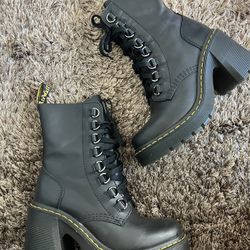 DR. MARTENS “CHESNEY BLACK BOOTS” 