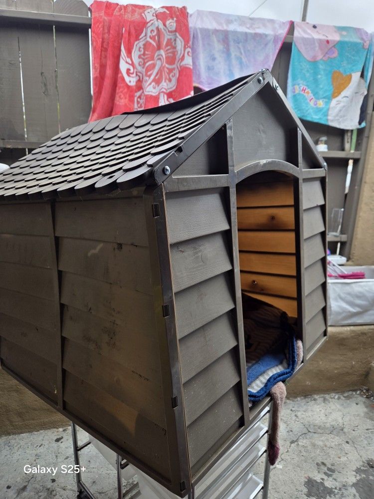Plastic Dog House 
