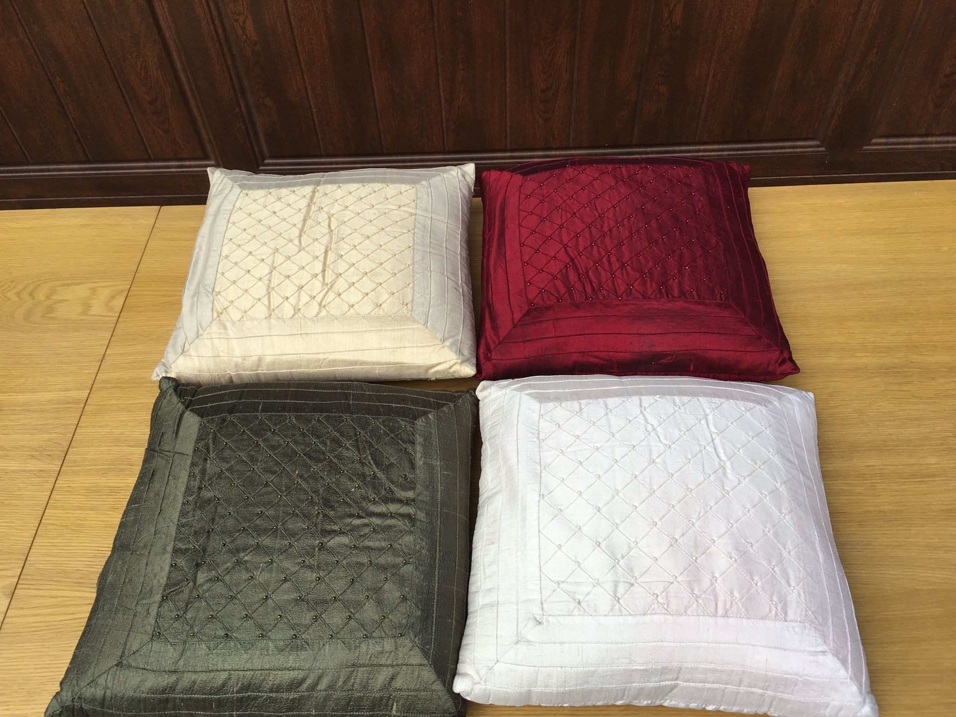 Set of 4 silk pillows