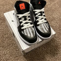 Jordan 1 Mid size 2.5Y