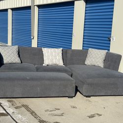 DELIVERY AVAILABLE 🚛🚚🚛 Beautiful 2 Piece Gray Sectional W Ottoman