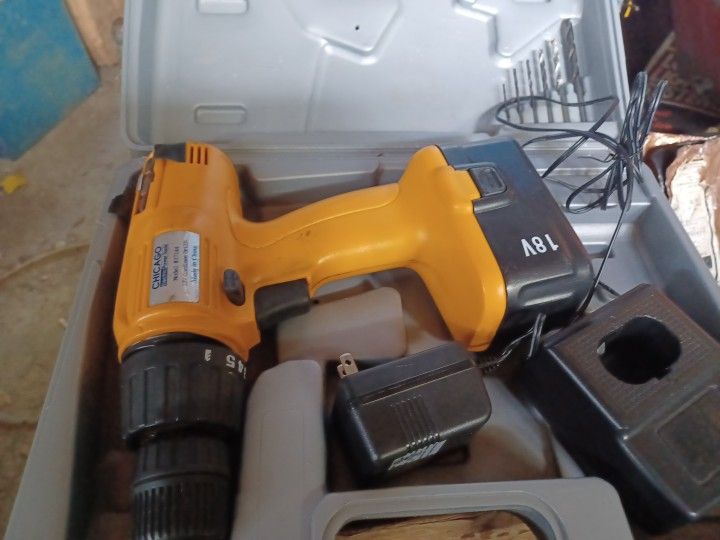 18 Volt. alt electric drill set.