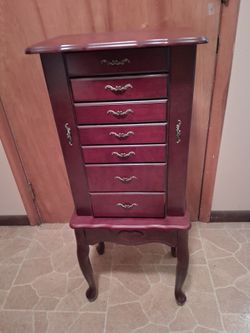Standing jewelry armoire in excellent condition