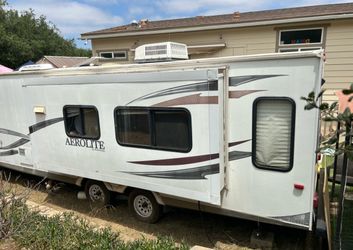 2012 Lightweight 29 ft Aerolite by Dutchman needs repairs