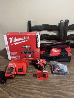 Milwaukee M18 Compact Brushless 1/2” Drill Driver Kit 