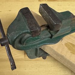 Small Projects Vise, Hand Palm Size, 1 1/2” by 1/2” Jaws In Good Shape, U S Made