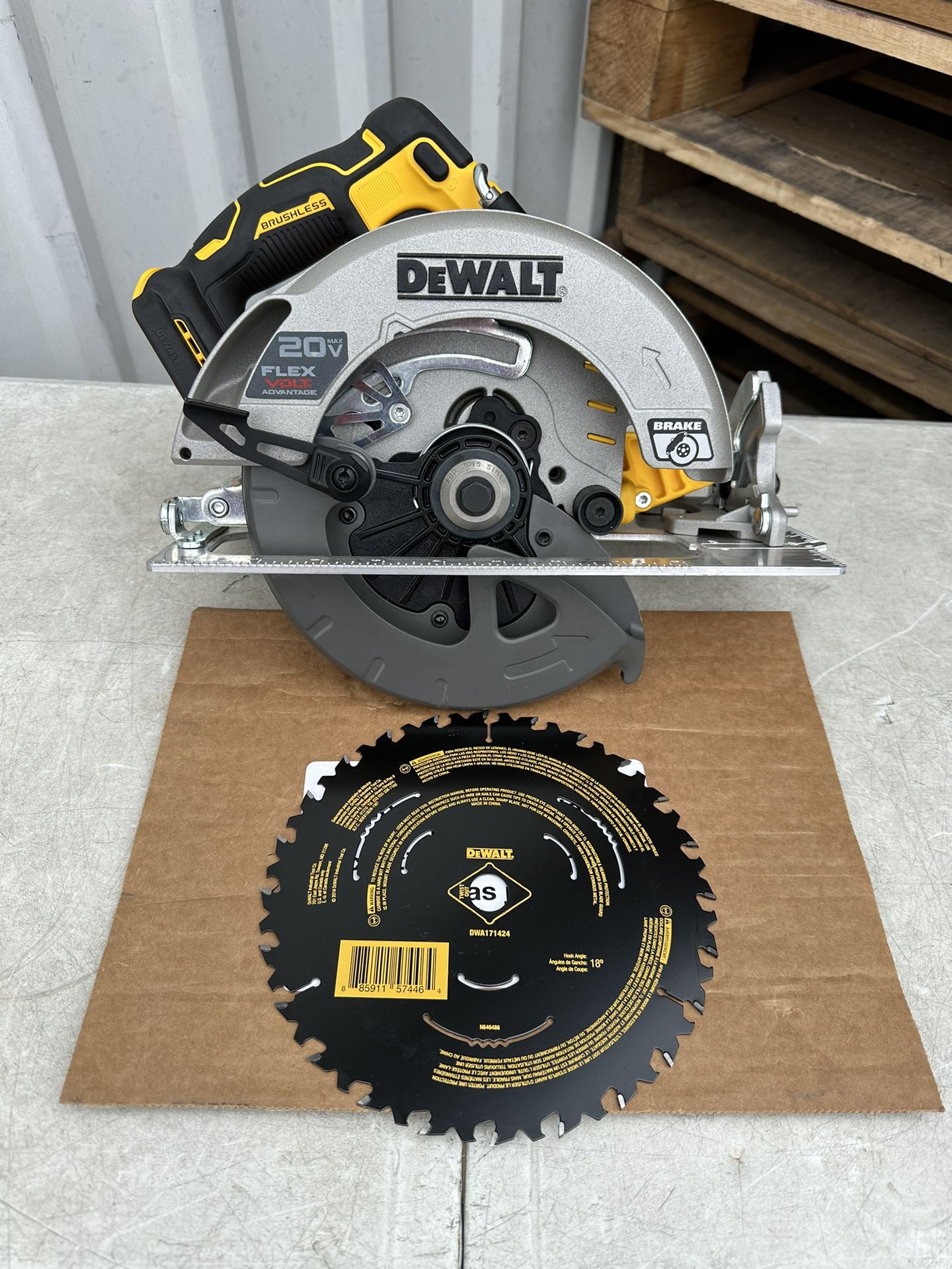 DEWALT TOOL ONLY  20V MAX Cordless Brushless 7-1/4 in. Sidewinder Style Circular Saw with FLEXVOLT ADVANTAGE NEW $185