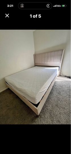 Queen bed like new !!