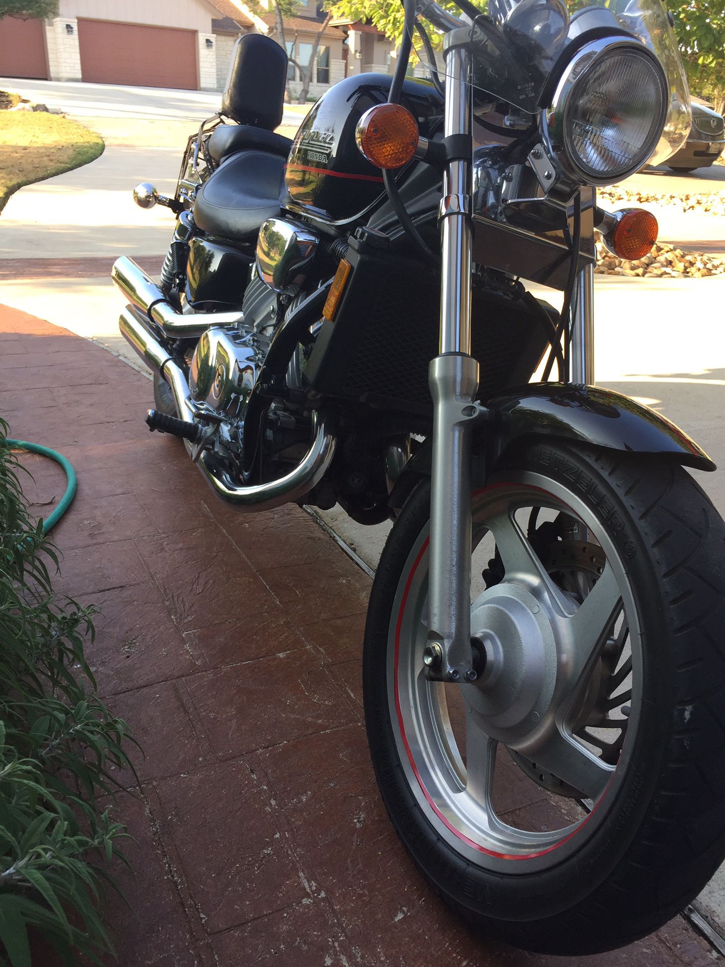 1999 Honda Magna VF750 Needs carburators cleaned Fat 180mm rear tire All systems work very well Approx 11,000 miles Gorgeous black and chrome motor