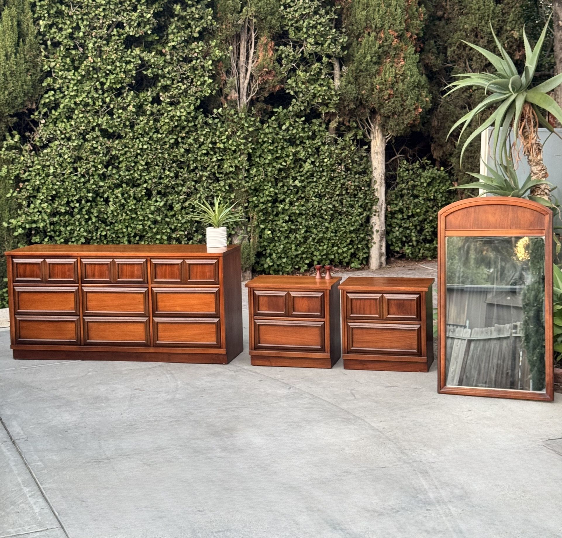 4-Piece Mid Century Modern Bedroom Set Dresser Pair Nightstands Mirror 