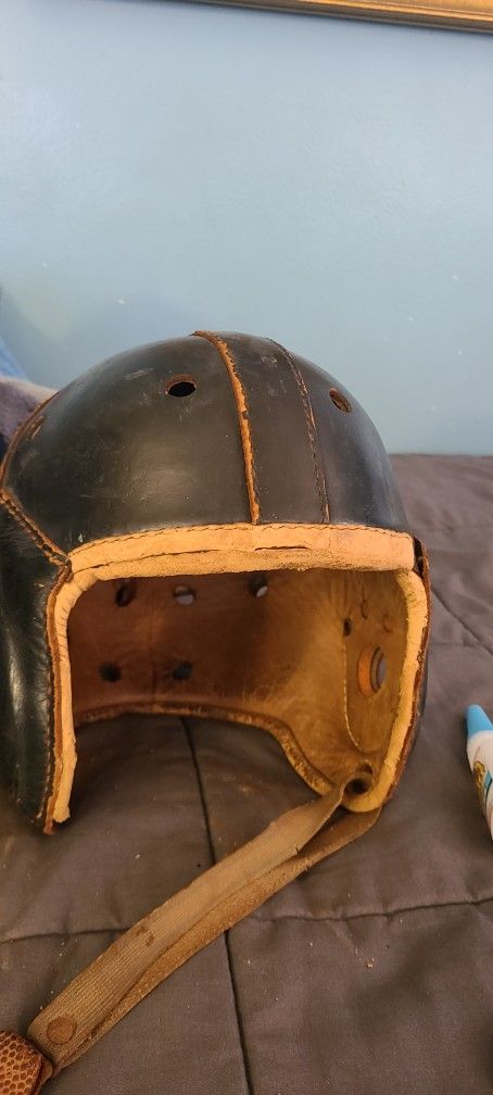 1900 football helmet Washington Football: Vintage Helmet, Youth T-Shirt / Small - Washington Huskies-College - Sports Fan Gear has Quadruple Stitched fly ends NFL Quarterback Jeff George