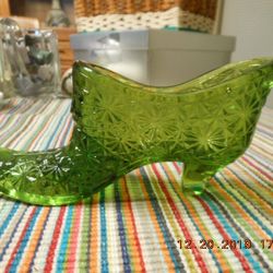 Vintage Fenton Art Green Daisy/Button Pattern slipper/shoe collectible. 