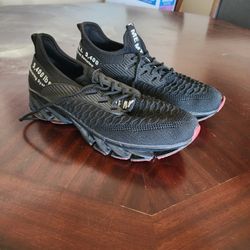 Men's Black Blade Sneakers - Size 8