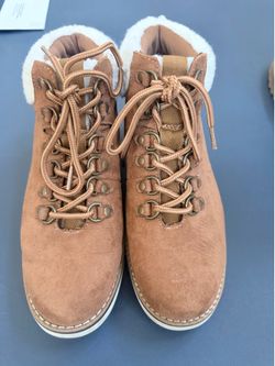 Size 6 Woman's ankle Boots with Faux fur
