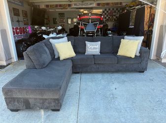 Amazing condition Ashley’s sectional couch !!