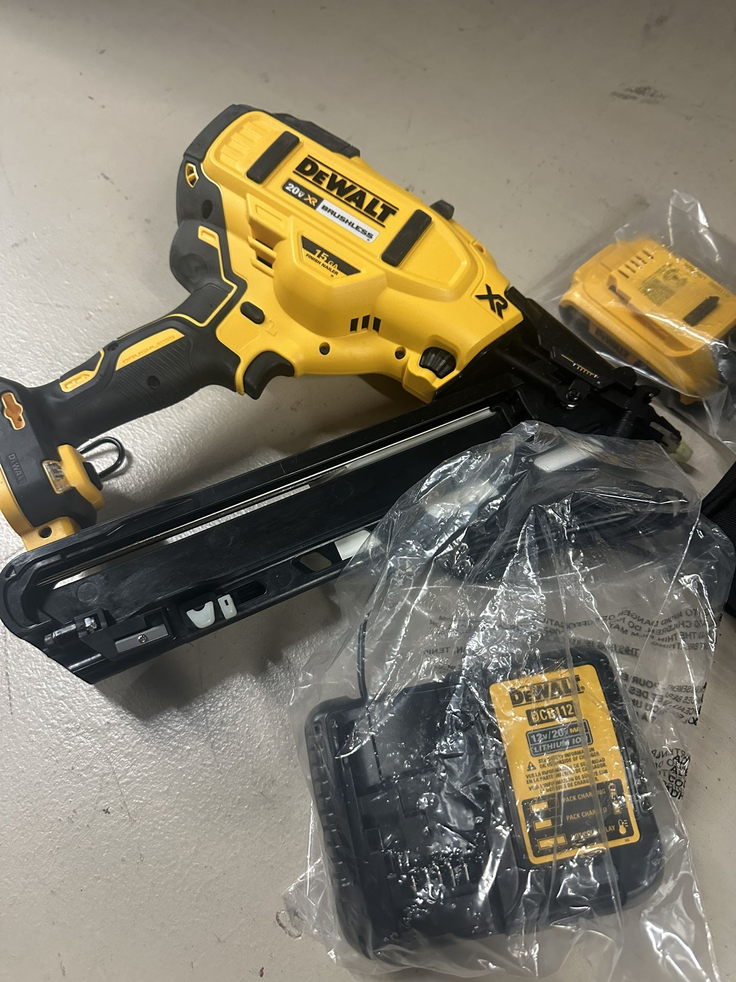 DEWALT 20V MAX XR Lithium-Ion Cordless 2-1/2 in. 15-Gauge Finish Nailer Kit with 2.0Ah Battery, Charger and Contractor Bag