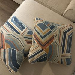 2 Decorative Pillows 