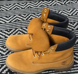 Size 12 timberland boots has box
