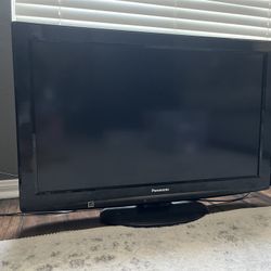 32” Panasonic Viera LCD TV w/ Roku Express