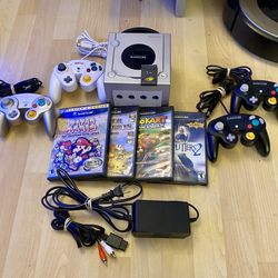 Nintendo GameCube bundle 4 games 4 controllers