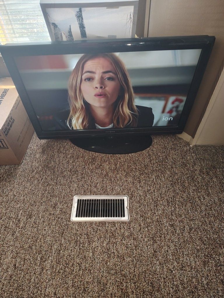 37" Insignia Color Tv With Remote