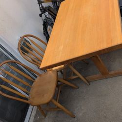 Table & chairs set    48x32"