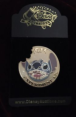 Disney Auctions Gold Medallion pin