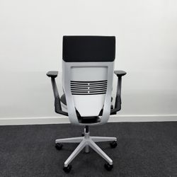 STEELCASE GESTURE CHAIR IN LIKE NEW CONDITION DELIVERY AVAILABLE 