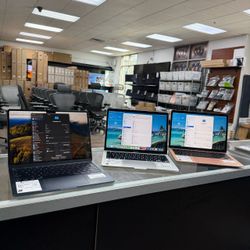 MacBook Air 2022 M2 Chip 8GB RAM 256GB SSD Midnight with Store Warranty and Financing Available