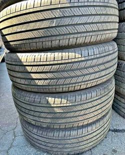 225 65 17 Michelin tires Con 80% de Vida Las 4