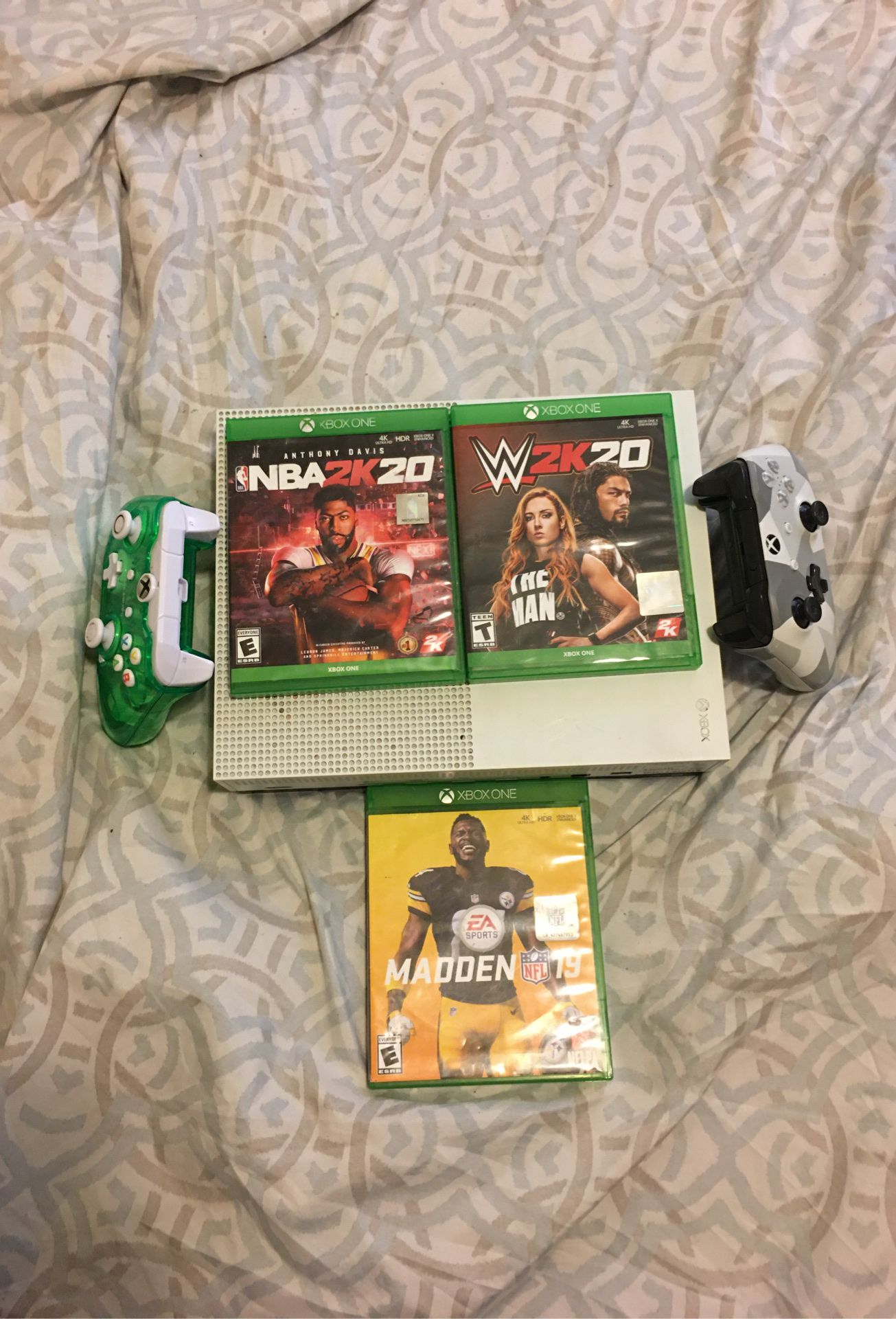 Xbox one s with the games included in the price also with the controllers