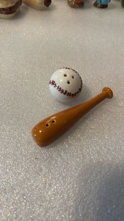 Vintage Novelty Salt & Pepper Shakers Texas Cap & Barrel