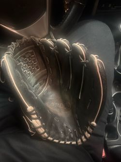 Almost new A2000 Wilson glove