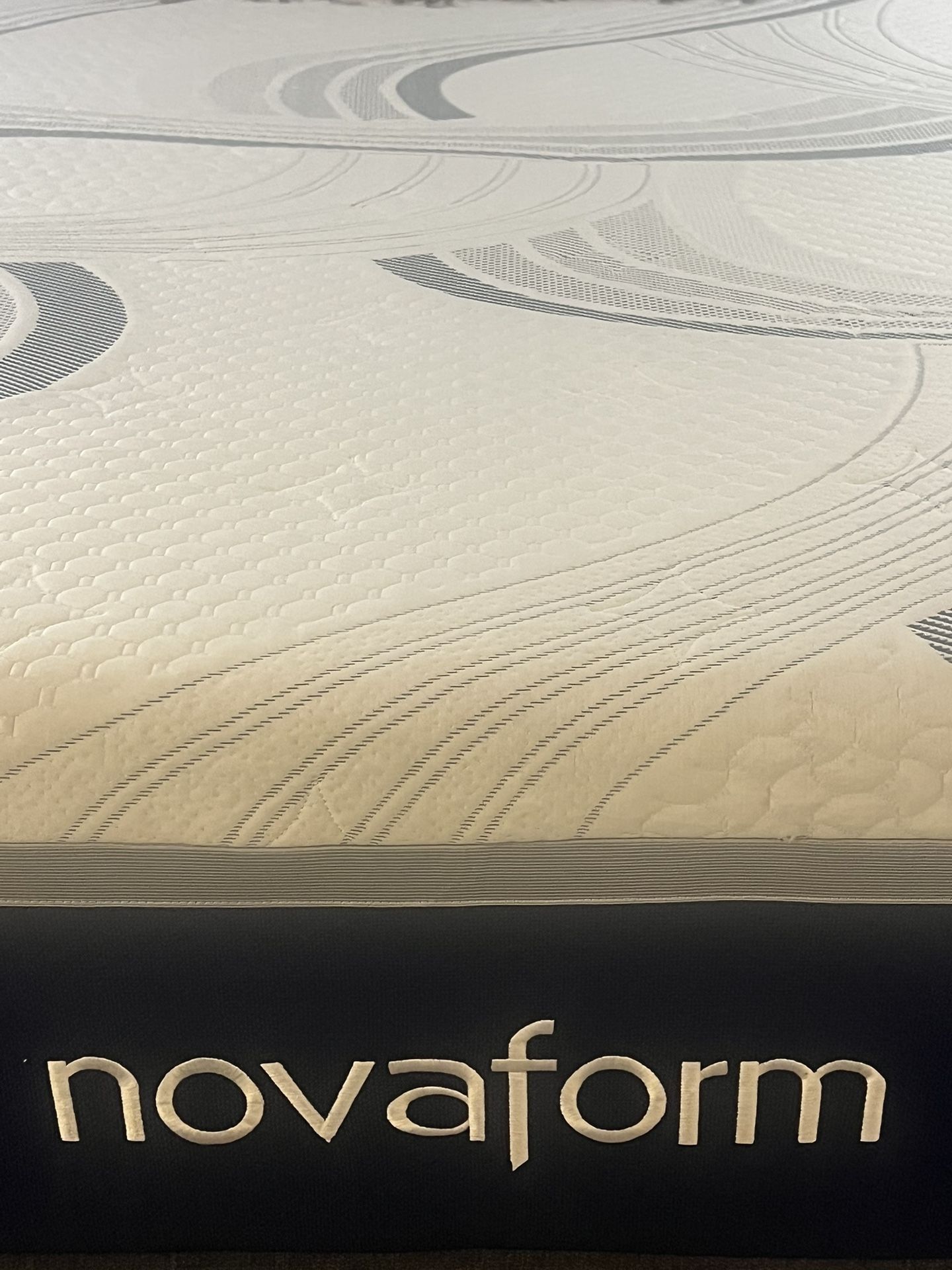 QUEEN MATTRESS NOVAFORM 14”