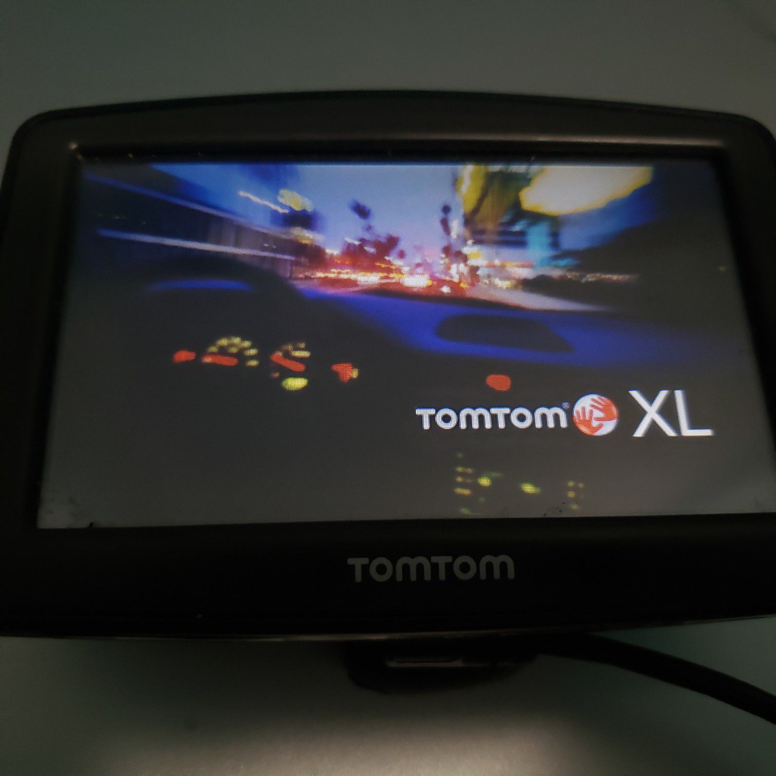 TomTom XL GPS with USB charger and mounting