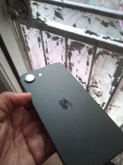 iPhone 16e black