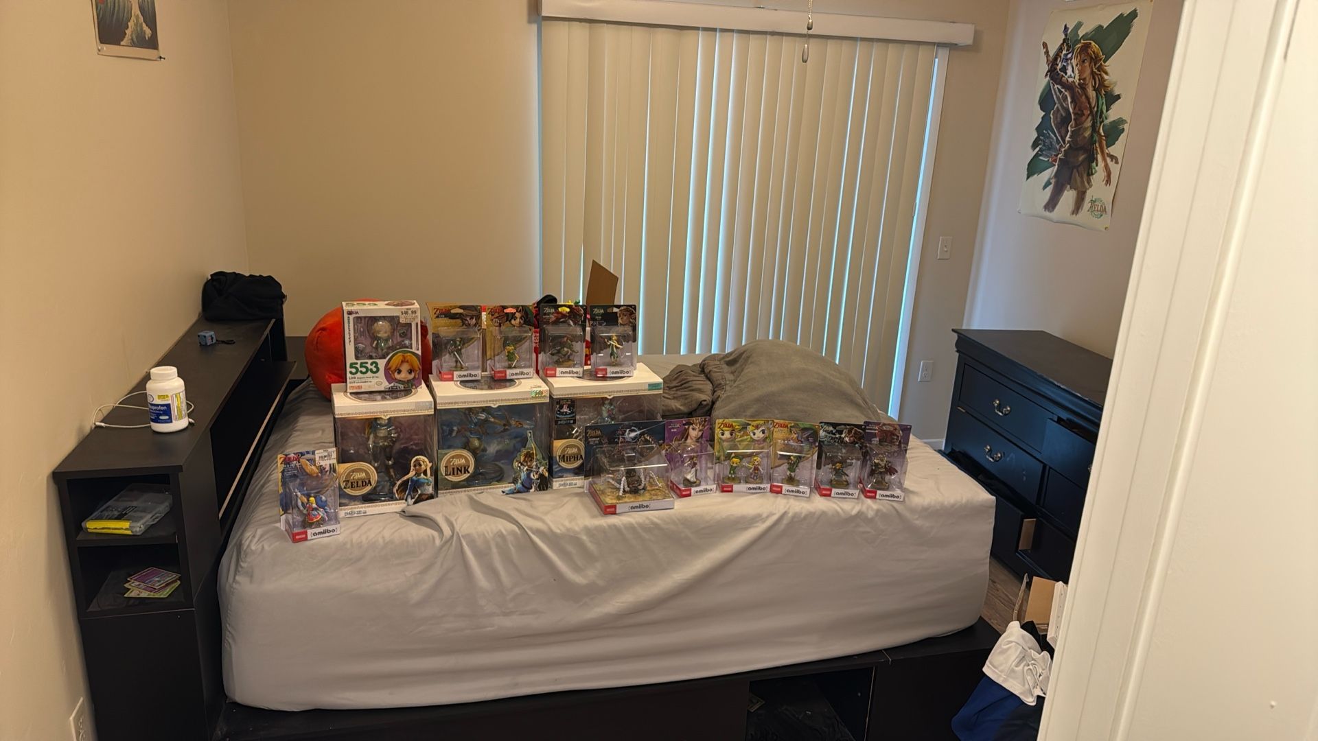 THE LEGEND OF ZELDA STATUE AND AMIIBO COLLECTION