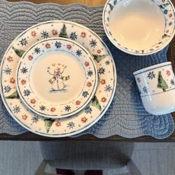 Service Of 12 Holiday Dishes