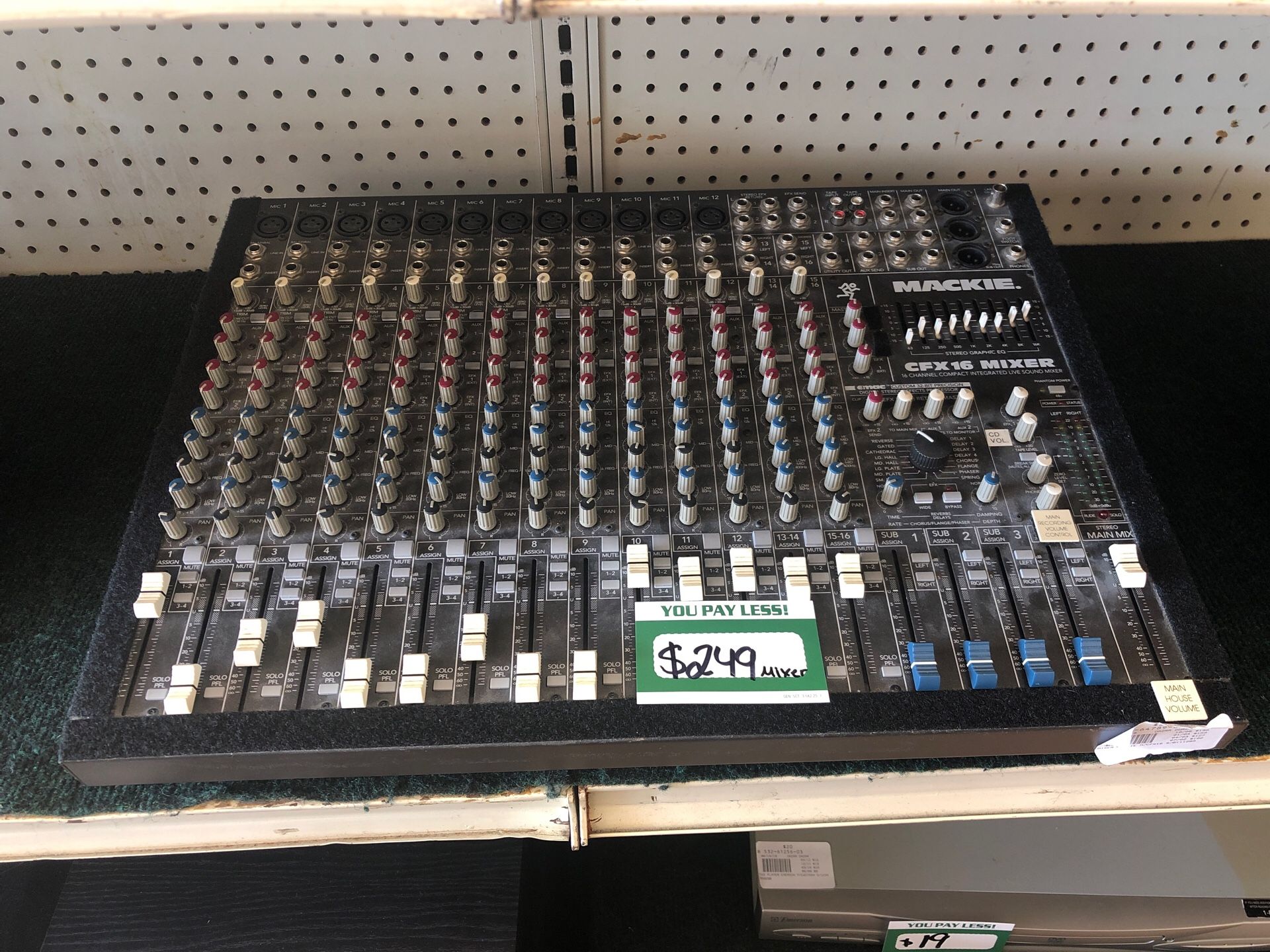 Mackie CFX16 mixer