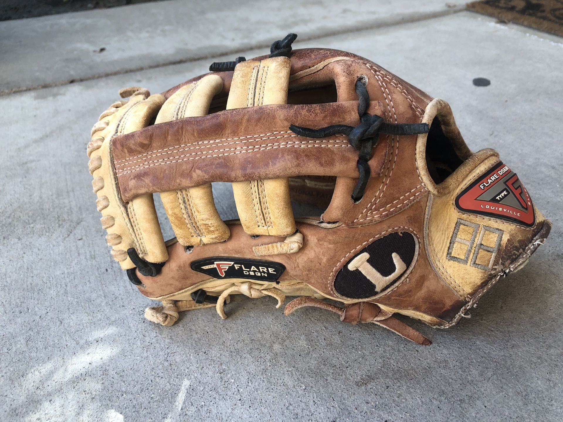 Louisville Pro Flare Design 12.75 Baseball/Softball Glove. Left Handed Throw.