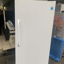 Freezer De 32x 70” Frigidaire