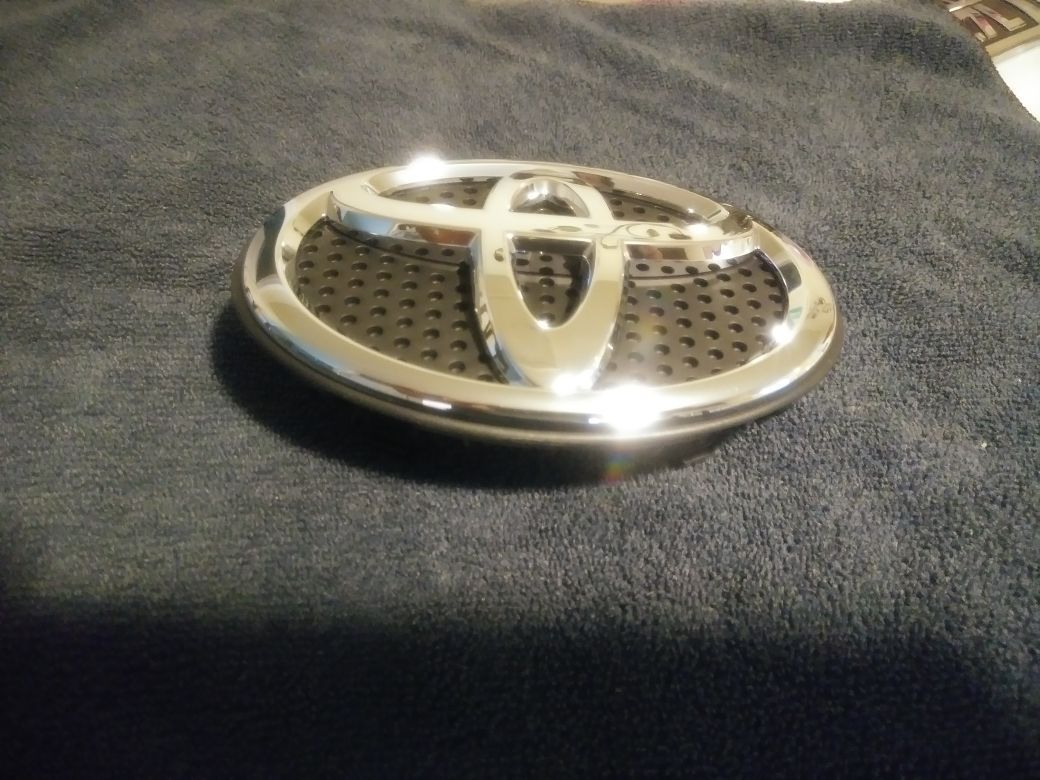 Toyota emblem