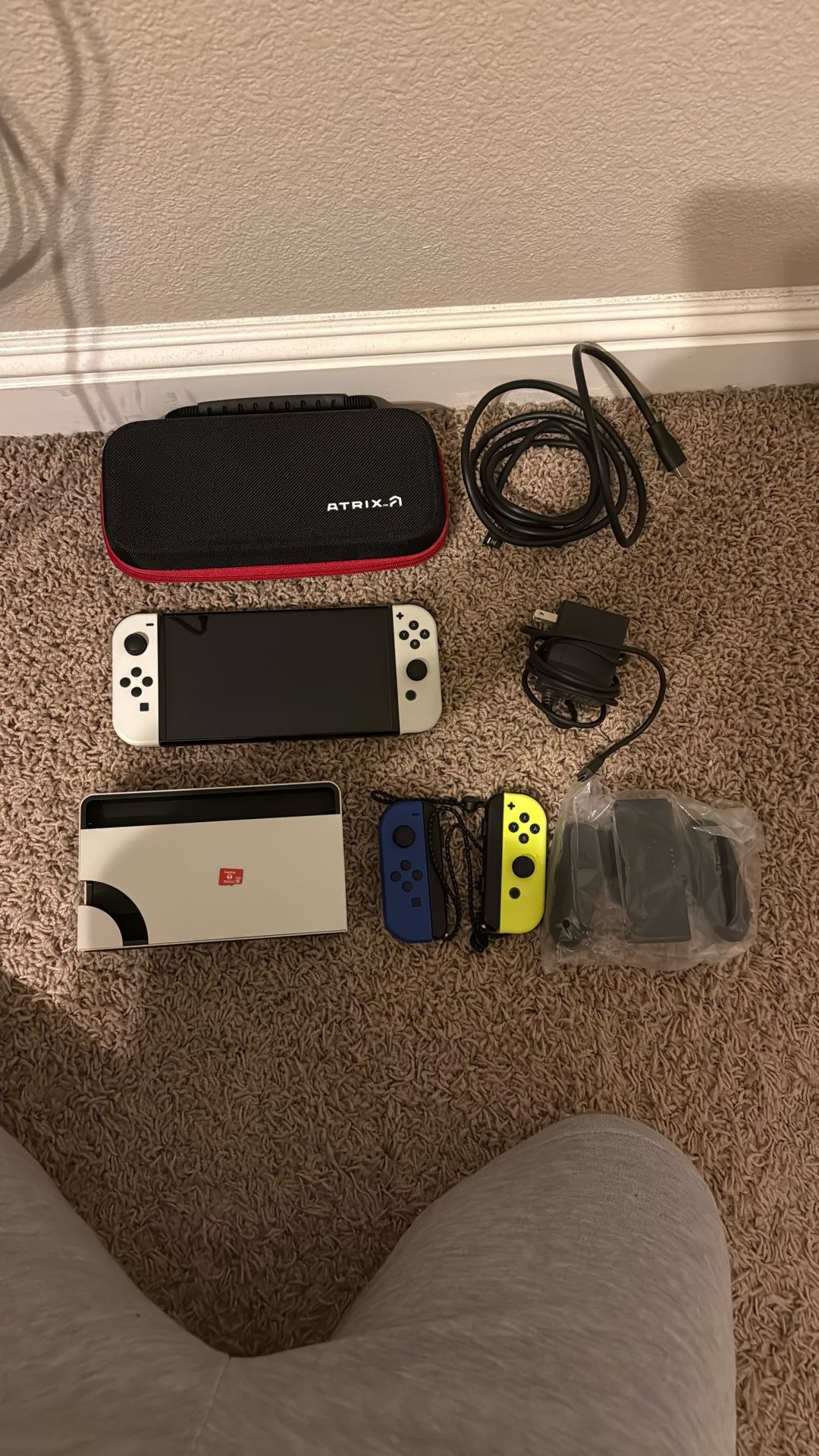 Nintendo Switch Oled w/ 2 Joy Cons