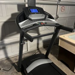 (Free free delivery) Pro-form has 10incline 10speeds everything works perfect and perfect conditions like new