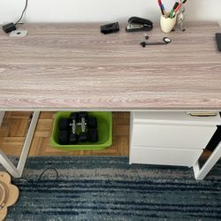 Free Desk And Swivel Chair