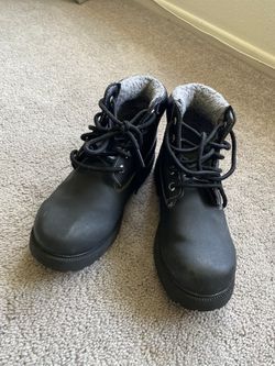 Boys size 4 boots