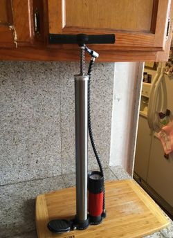 Hand pump with meter