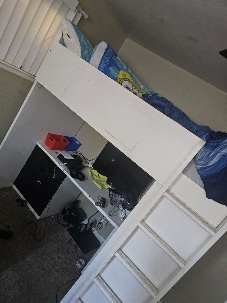 bunk bed with desk on bottom /litera con escritorio abajo
