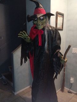 7ft talking witch