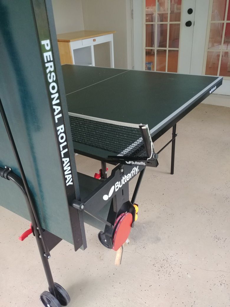 Full size, Butterfly folding/rolling ping pong table for Sale in Land O